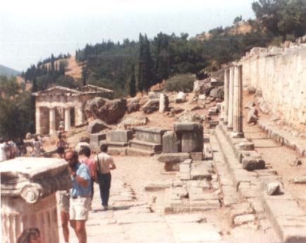 Delphi_ Im Hintergrund das Schatzhaus der Athener